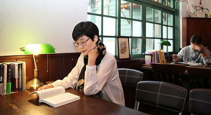 张曼娟:陪伴父母的老去就是预习自己的老