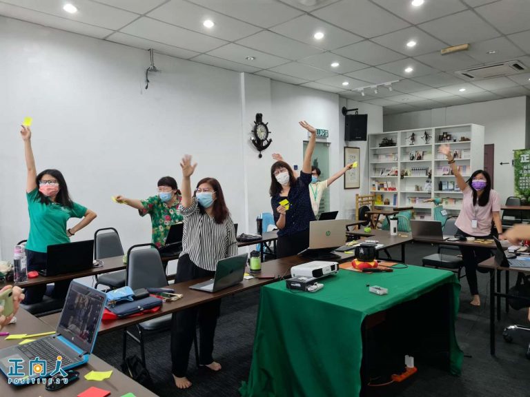 【生命教育在幼教】由于不能重复发表过的元素，所以同仁们非常积极地举手，希望赶快把手中的元素提出来。