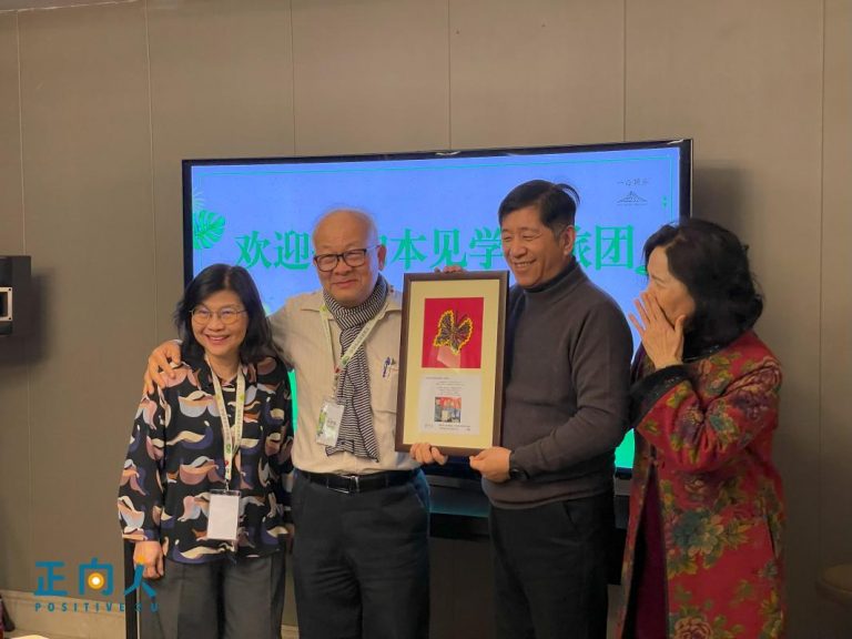 分享环节结束后，给陈大哥和李姐送上马来西亚传统的手工蜡染峇迪布作为此次参访的纪念！