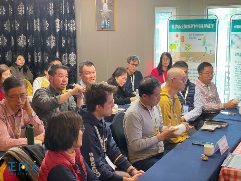 饭后Q&A环节，有疑问就举手发问，开放学习，相互交流。图为团员许嵌斐发问当中。